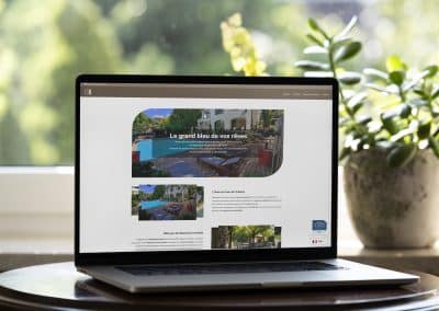 Ordinateur portable affichant le site web de la Villa M, un gîte en Ardèche avec piscine