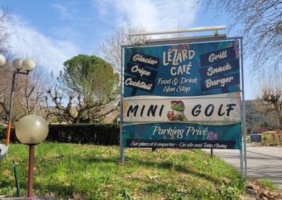 Panneau extérieur réalisé pour le Lézard Café : Mini Golf, glacier, crêpe, cocktail, grill, snack, burger, parking privé