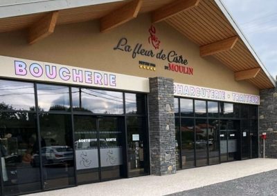 Enseigne et lettrage de façade réalisés par Ardesca Print pour la boucherie-charcuterie La Fleur de Cistre by Moulin