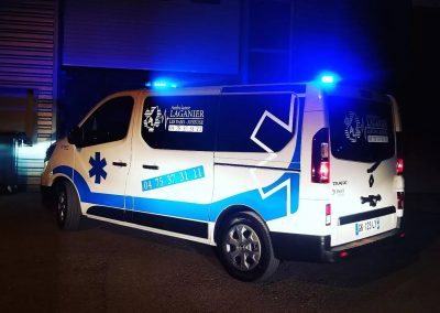 Covering complet d'un véhicule ambulance Laganier Les Vans-Joyeuse, avec logo, étoile de vie et numéro 04 75 37 31 11