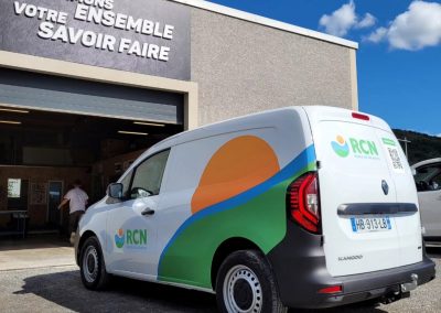 Covering complet d'un Renault Kangoo aux couleurs de RCN Parcs de Vacances, réalisé par Ardesca Print