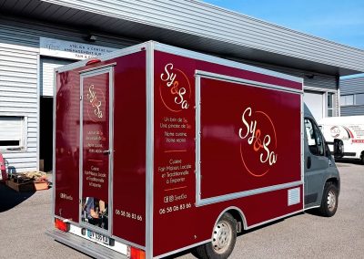 Covering bordeaux d'un food truck Sy & Sa, cuisine fait maison locale et traditionnelle à emporter, réalisé par Ardesca Print