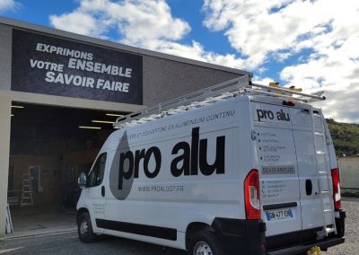 Covering véhicule utilitaire Pro Alu réalisé par Ardesca Print, avec logo et coordonnées de l'entreprise