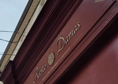 Enseigne de façade bordeaux du Resto Damas, spécialités syriennes et libanaises, réalisée par Ardesca Print