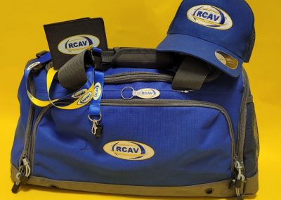 Réalisation Ardesca Print : sac de sport, casquette, lanière, porte-clés et carnet personnalisés avec le logo RCAV brodé et imprimé
