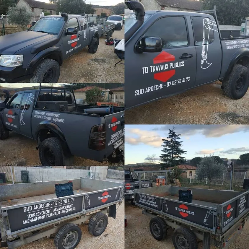 Marquage adhésif blanc sur un pick-up Ford Ranger noir mat et sa remorque, pour TD Travaux Publics, terrassement et assainissement en Sud-Ardèche