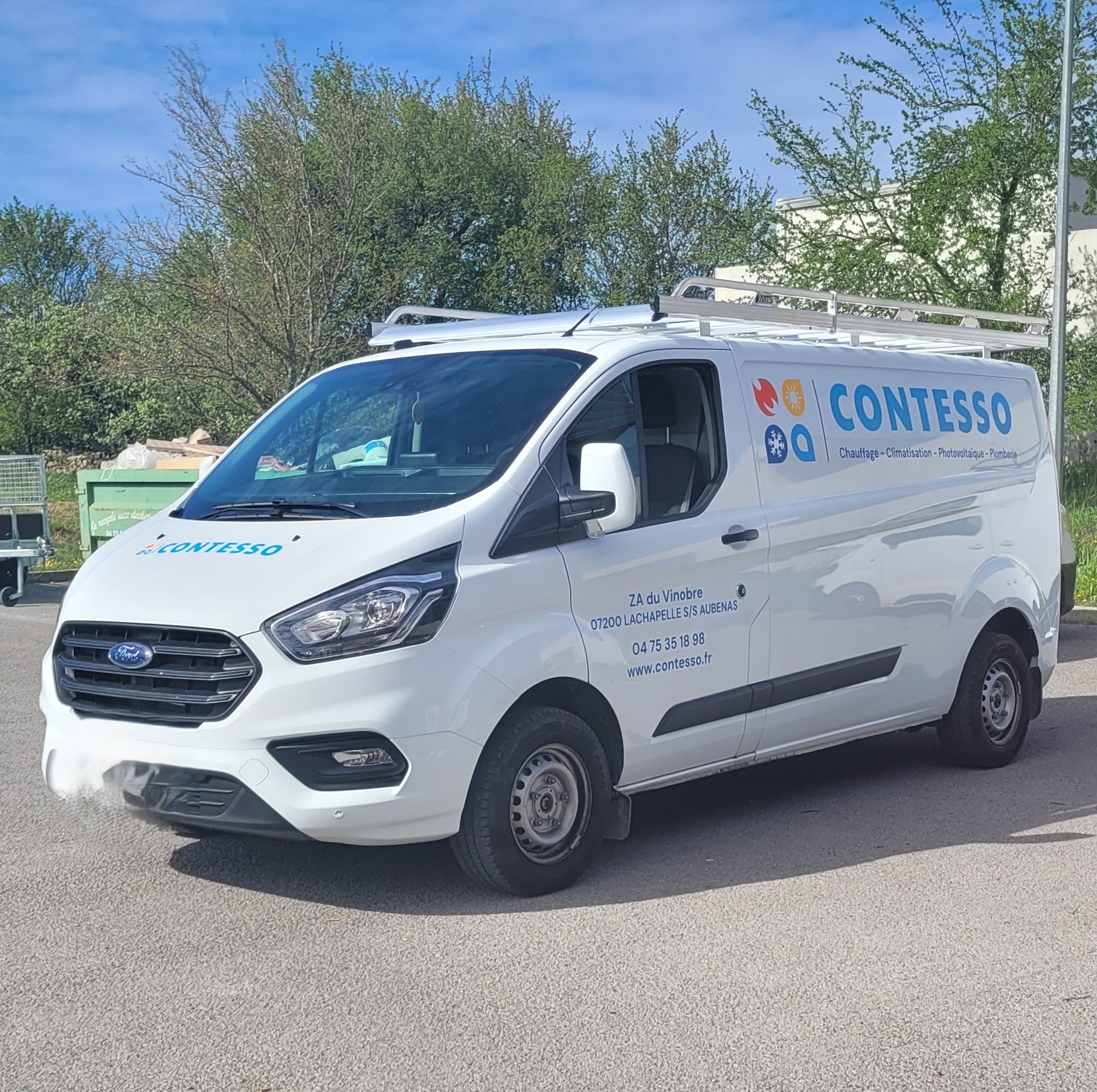 Marquage adhésif sur un Ford Transit Custom blanc pour Contesso, chauffage, climatisation, photovoltaïque et plomberie à Lachapelle-sous-Aubenas