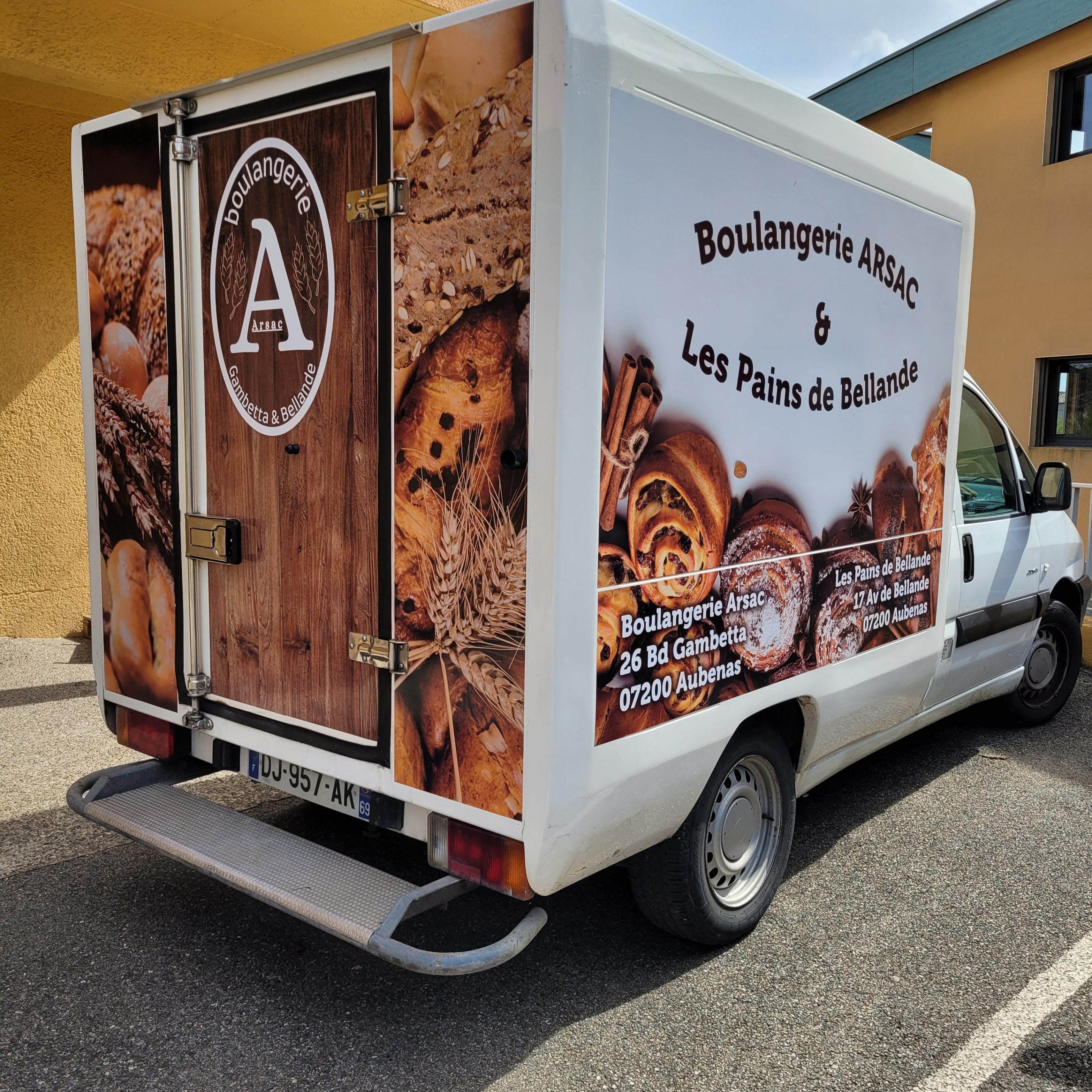 Covering d'un camion frigorifique aux visuels de pains et viennoiseries pour la Boulangerie Arsac et Les Pains de Bellande à Aubenas