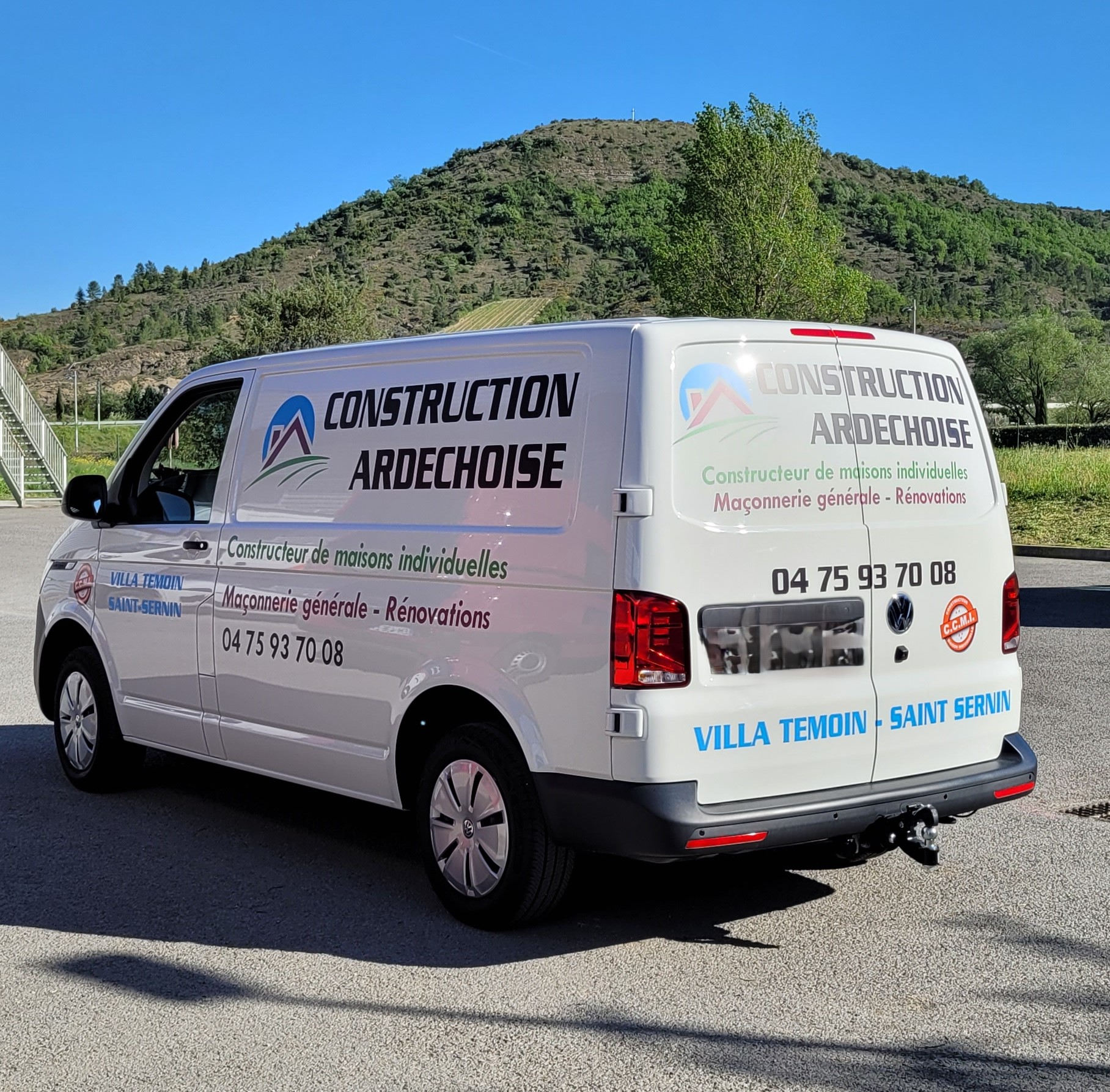 Marquage adhésif sur un Volkswagen Transporter blanc pour Construction Ardéchoise, constructeur de maisons individuelles et maçonnerie générale