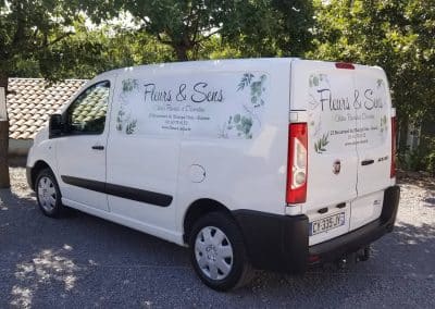 Marquage floral à l'aquarelle sur un Fiat Scudo blanc pour Fleurs & Sens, atelier fleuriste et décoration à Ruoms