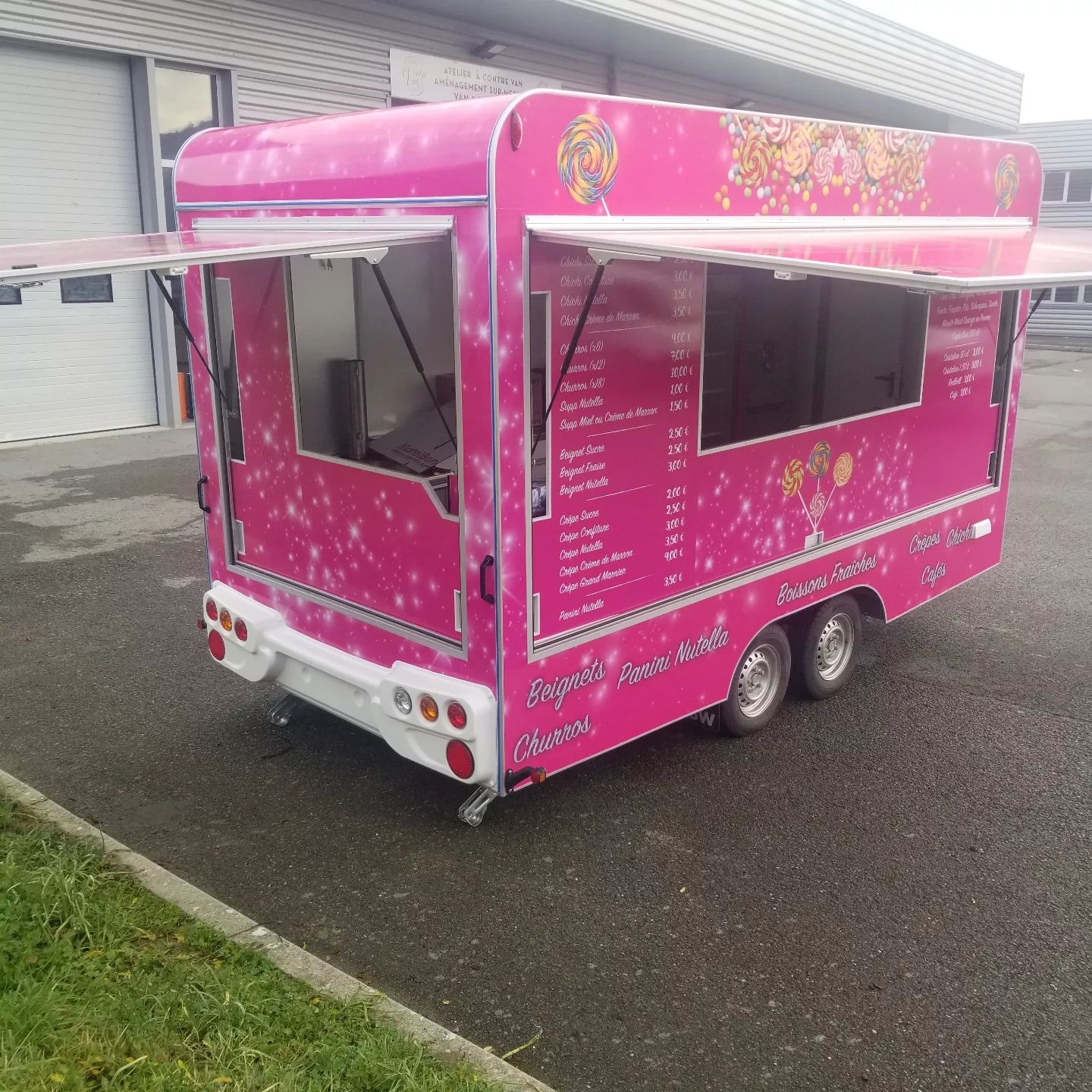 Covering rose pailleté d'une remorque snack décorée de sucettes, avec la carte des crêpes, churros et beignets imprimée sur le flanc