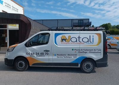 Covering d'un Renault Trafic blanc pour Natali Énergies Renouvelables et Piscine, plomberie, électricité, chauffage et climatisation à Barjac et Saint-Ambroix