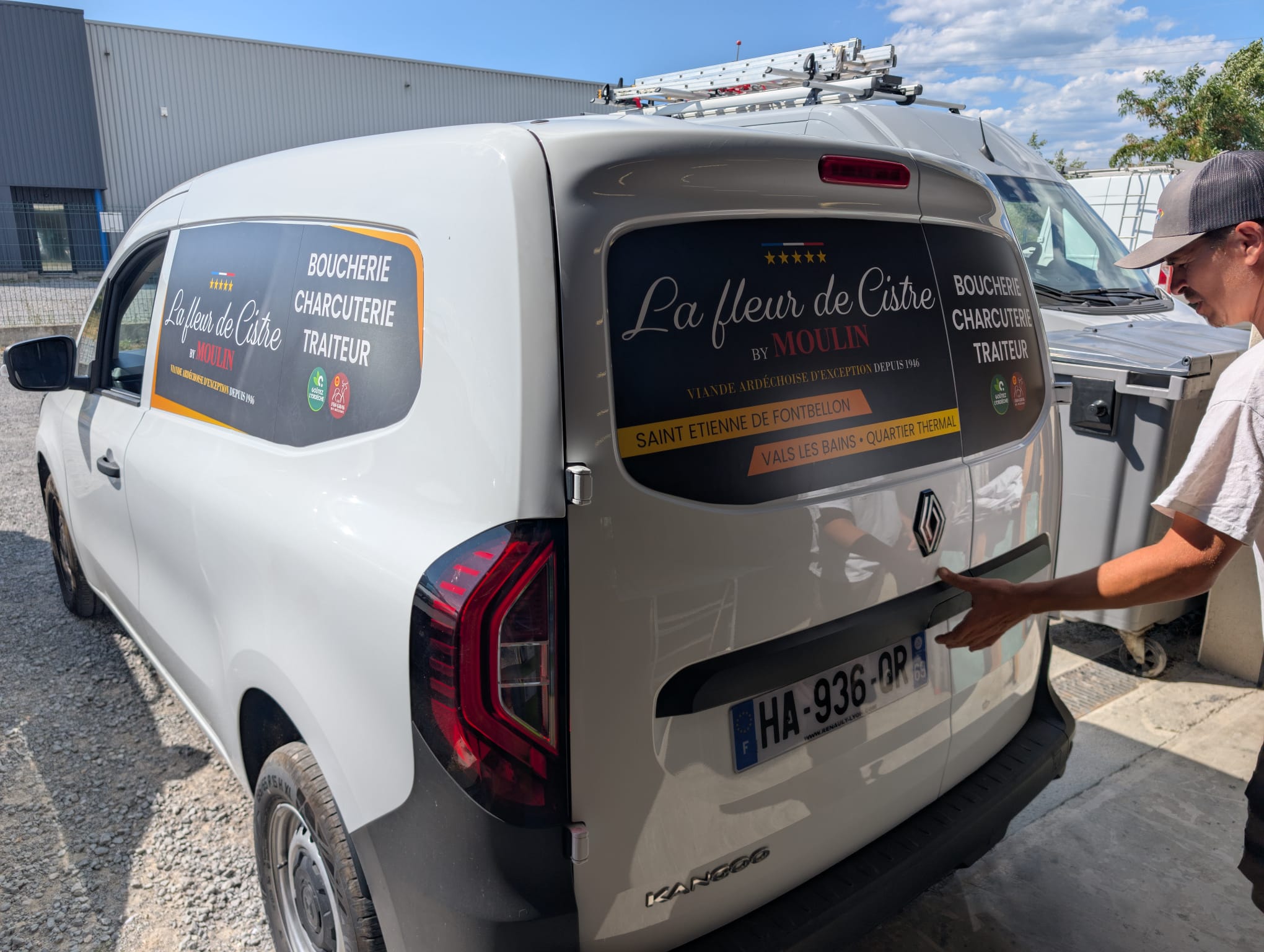 Marquage sur vitres d'un Renault Kangoo blanc pour La Fleur de Cistre by Moulin, boucherie charcuterie traiteur à Saint-Étienne-de-Fontbellon et Vals-les-Bains