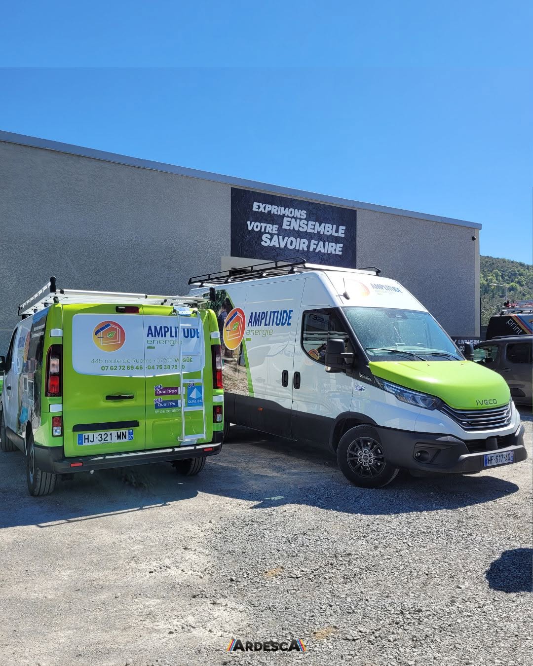 Covering de deux véhicules Amplitude Énergie, un Renault Trafic vert et un Iveco Daily blanc à capot vert, entreprise de rénovation énergétique à Vogüé
