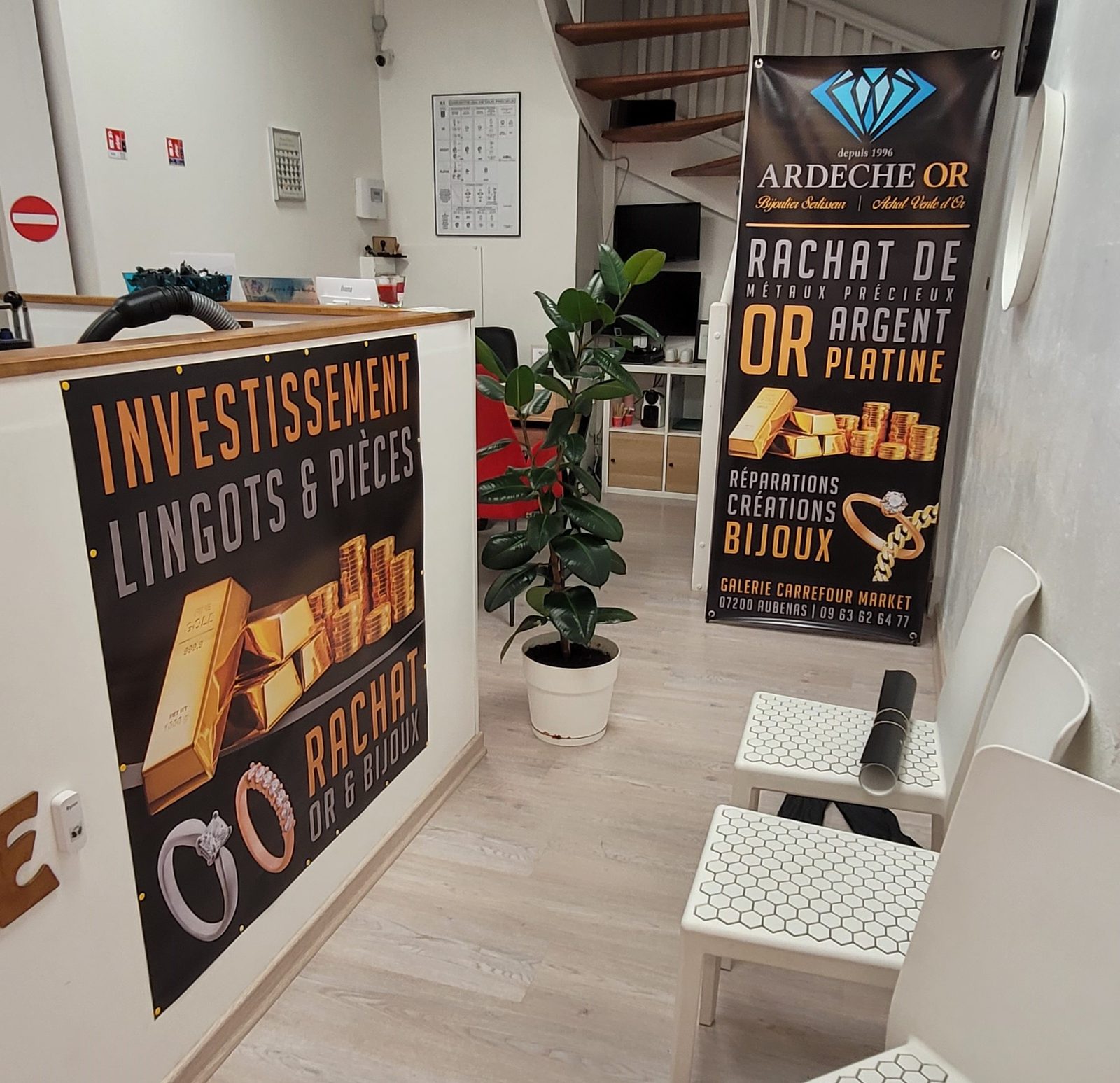 Deux bâches publicitaires à œillets posées dans l’accueil d’Ardèche Or à Aubenas