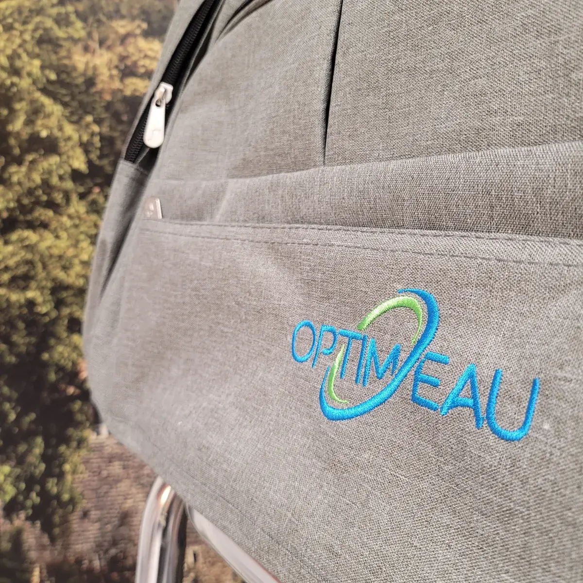 Sac de sport en toile gris chiné brodé du logo Optimeau en fil bleu et vert