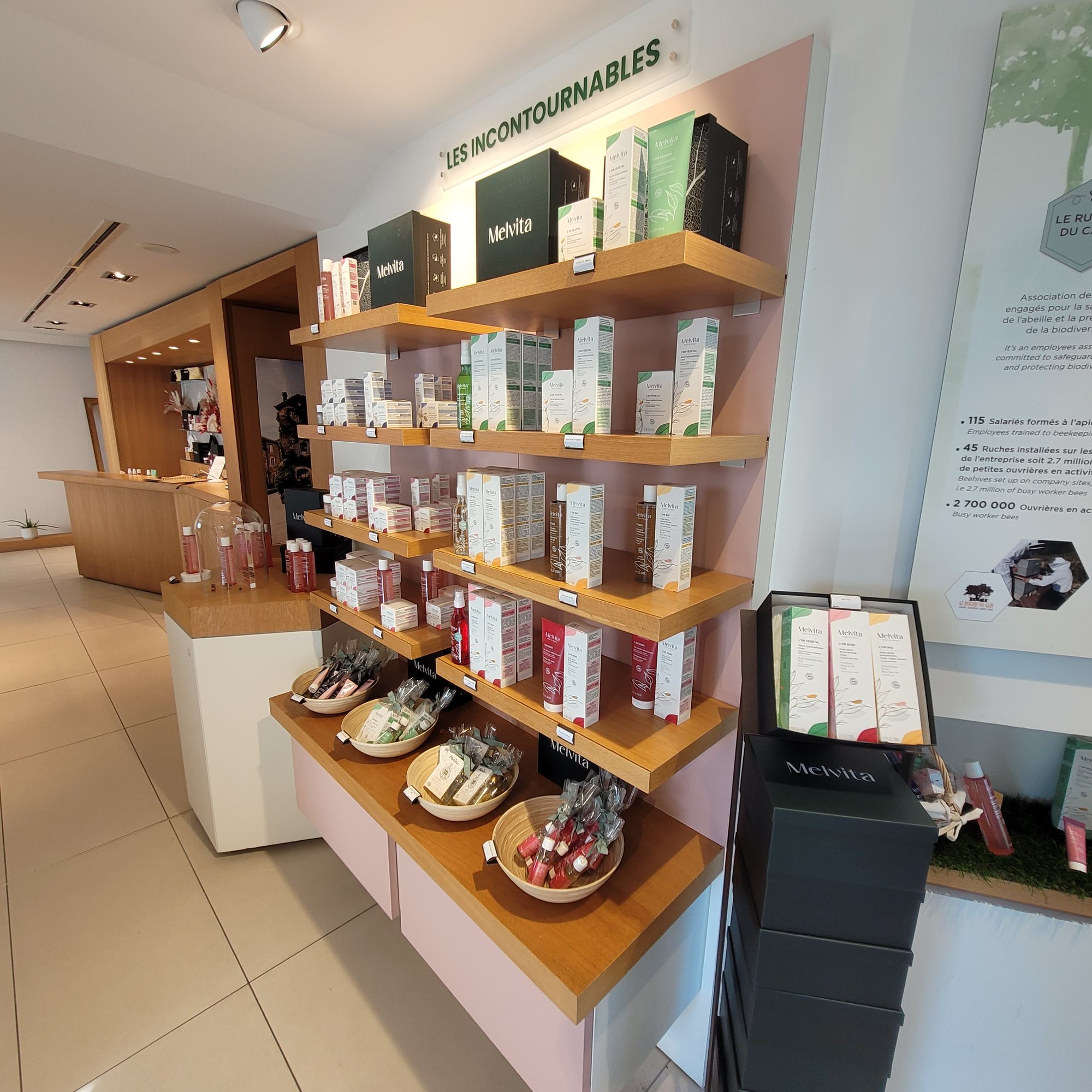 Mur de presentation habille en adhesif imprime, boutique Melvita de Lagorce, vue d angle