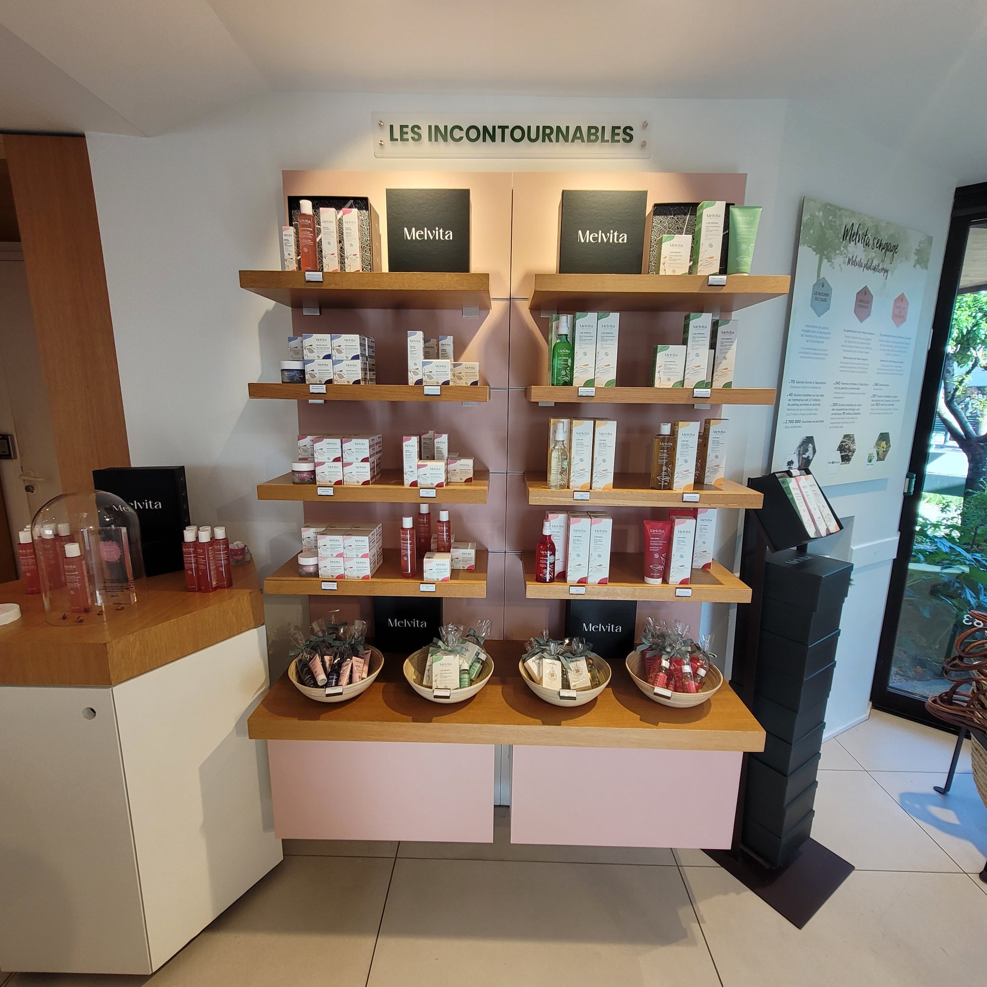 Mur de presentation habille en adhesif imprime dans la boutique Melvita de Lagorce