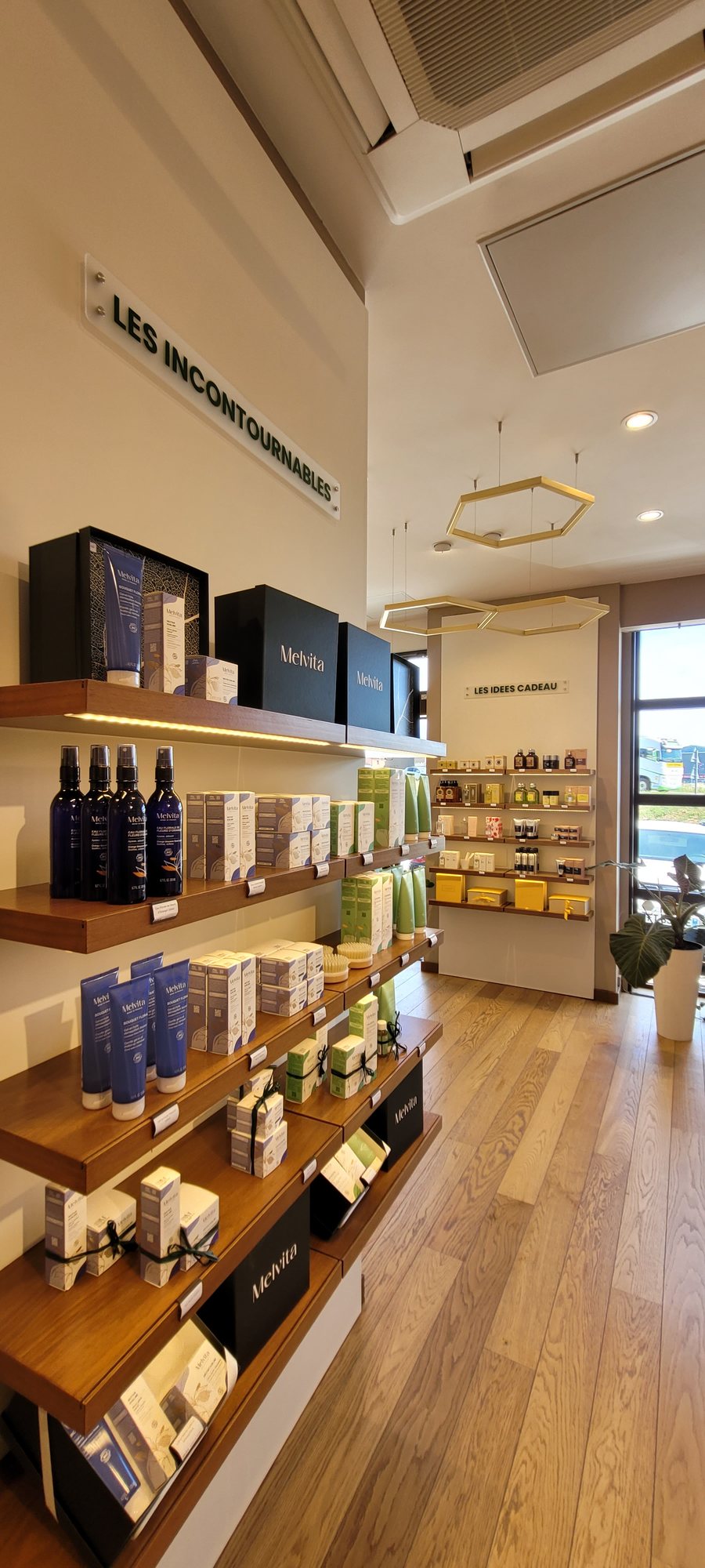 Rayonnage de boutique habille sur mesure, boutique Melvita d Aubenas