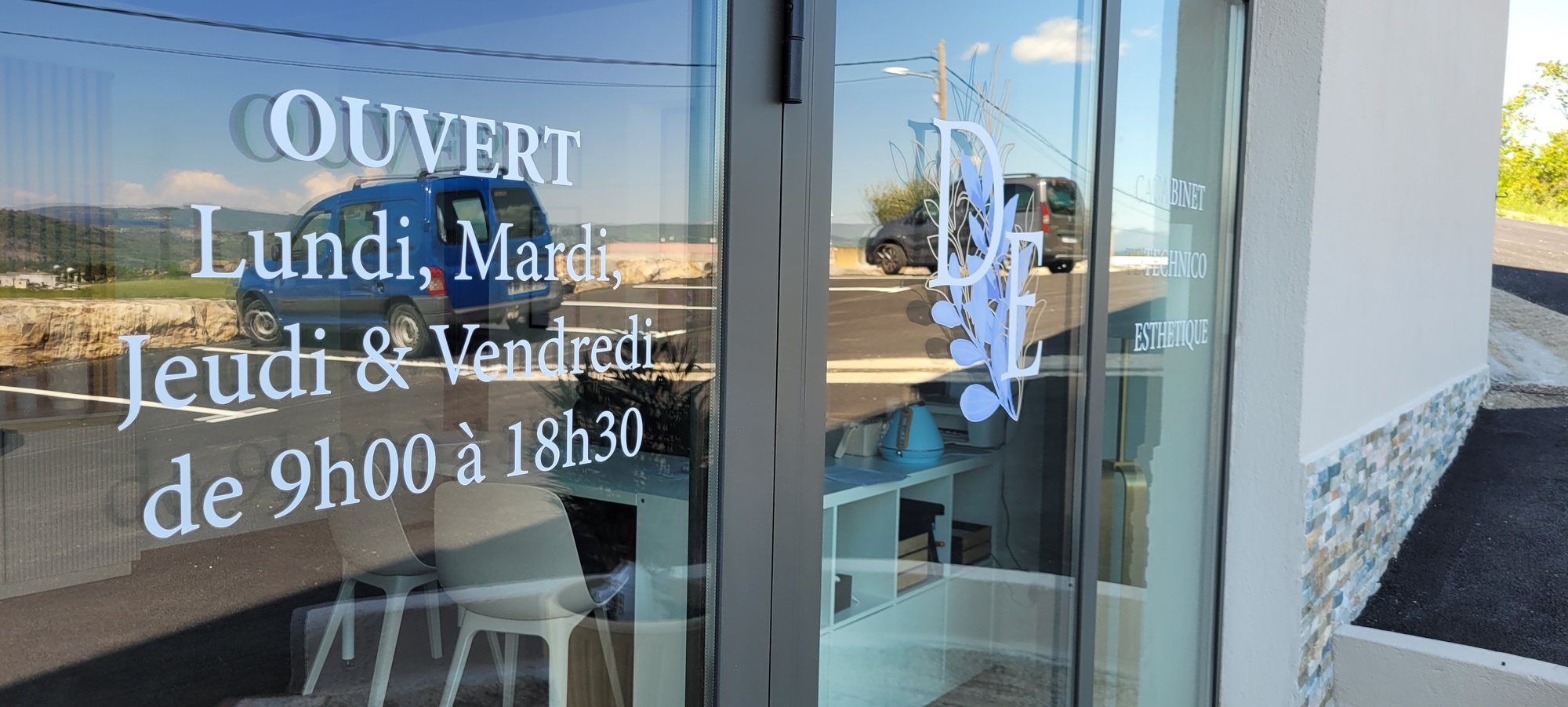 Horaires d ouverture en lettrage depoli sur une porte vitree