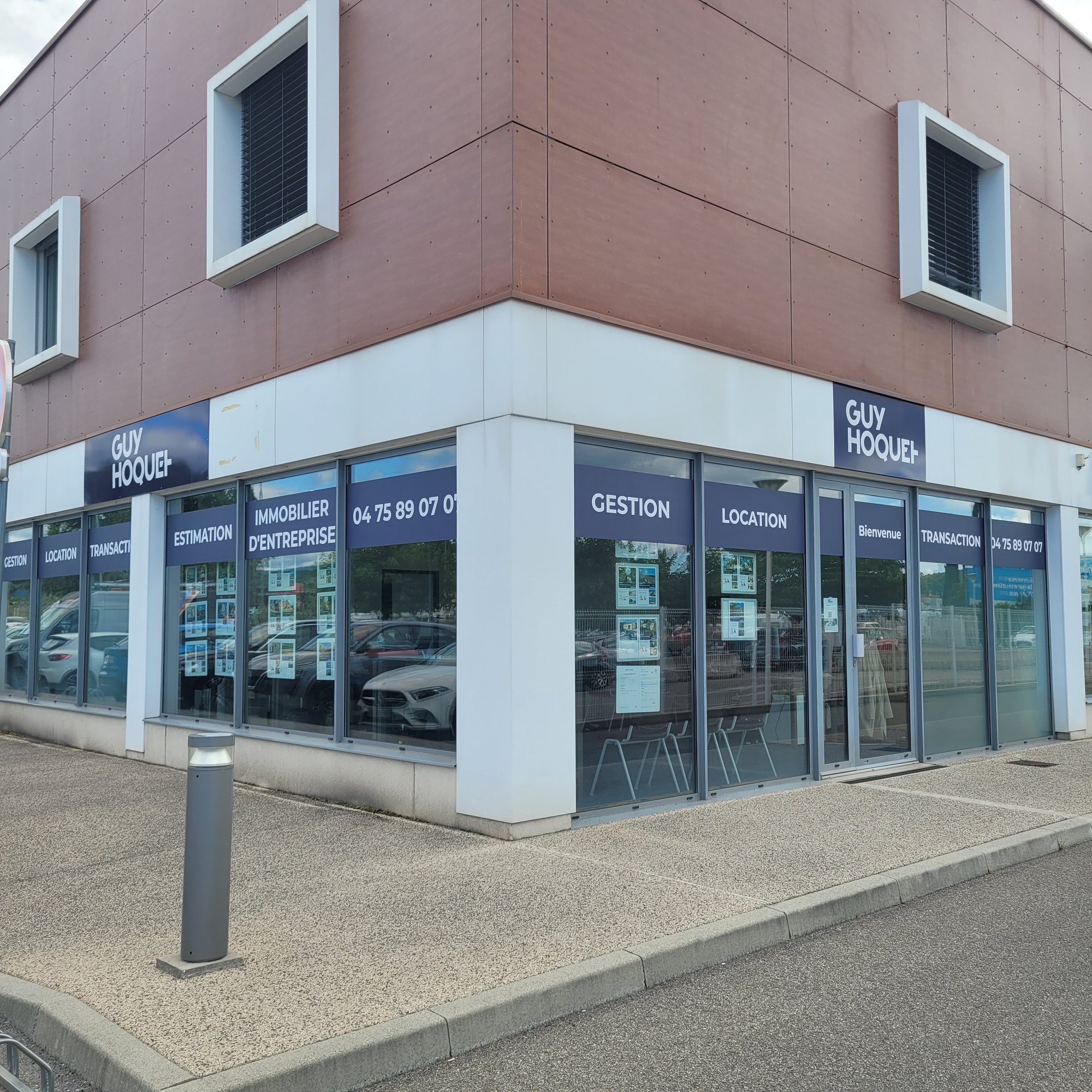 Vitrine d agence habillee en vitrophanie imprimee, bandeaux de services sur le vitrage