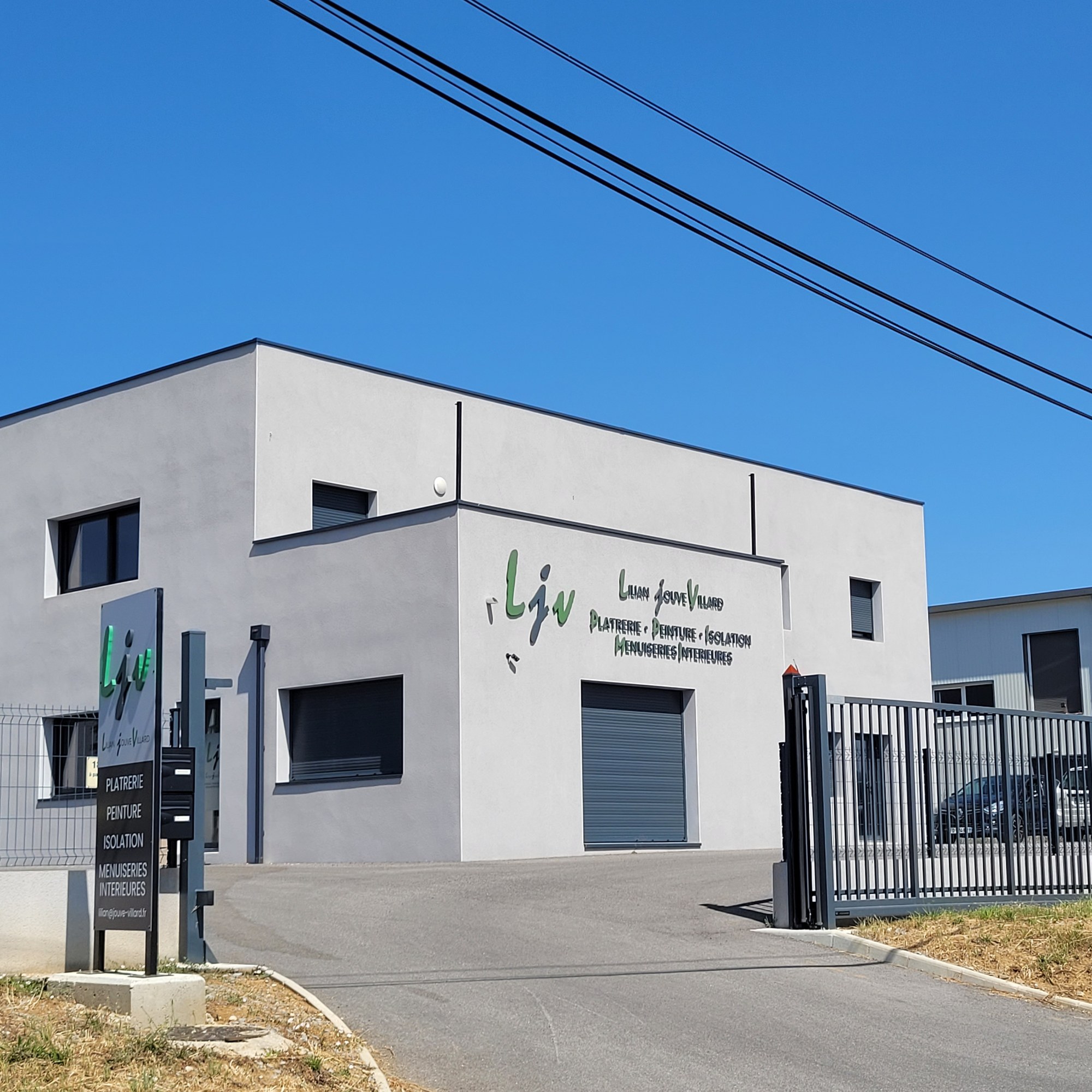 Lettres découpées en relief du logo Lilian Jouve-Villard posées sur la façade de l'entreprise, avec un totem sur pied à l'entrée
