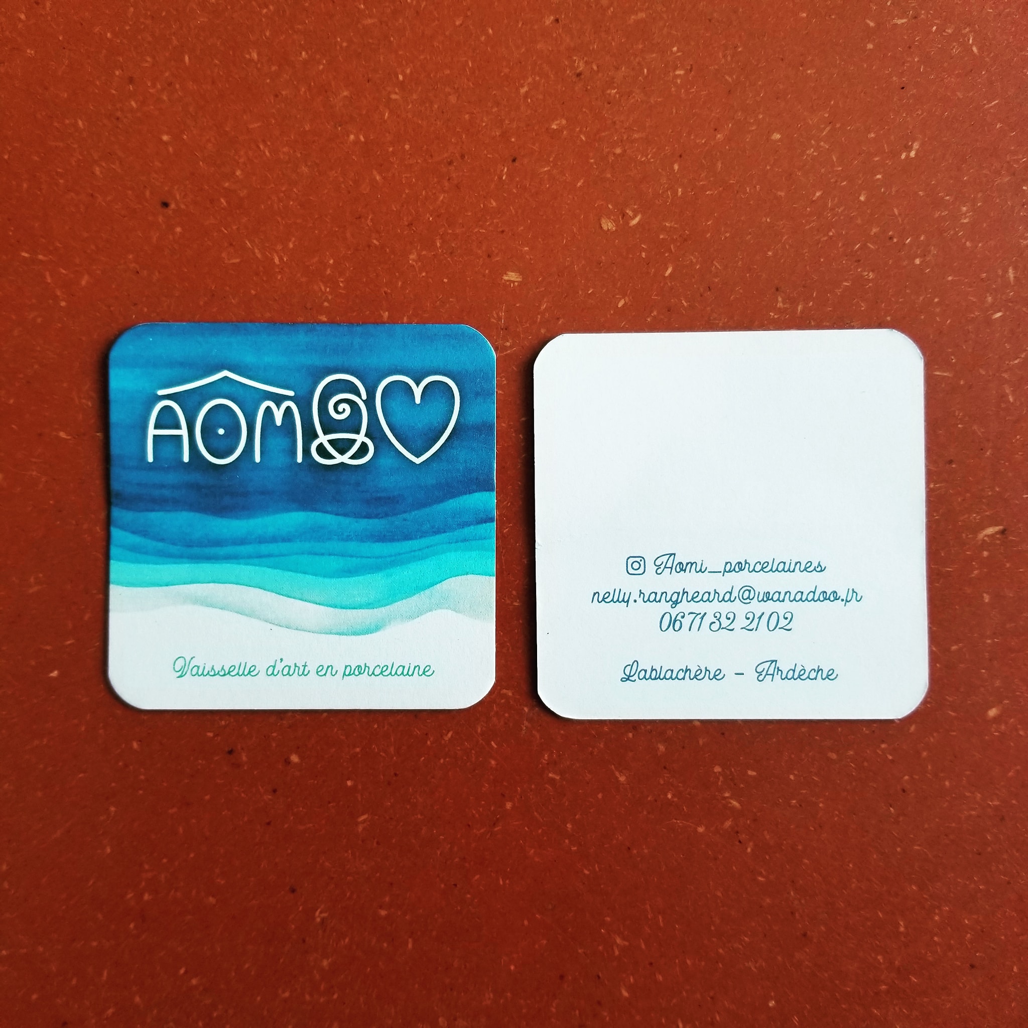 Cartes de visite carrées à coins arrondis d'Aomi porcelaines à Lablachère, vaisselle d'art en porcelaine, sur fond terracotta