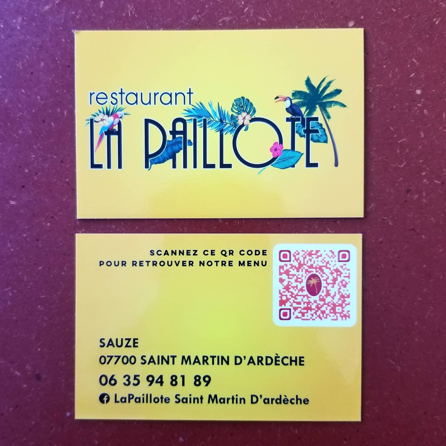 Recto et verso des cartes de visite jaunes du restaurant La Paillote à Saint-Martin-d'Ardèche, avec QR code vers le menu