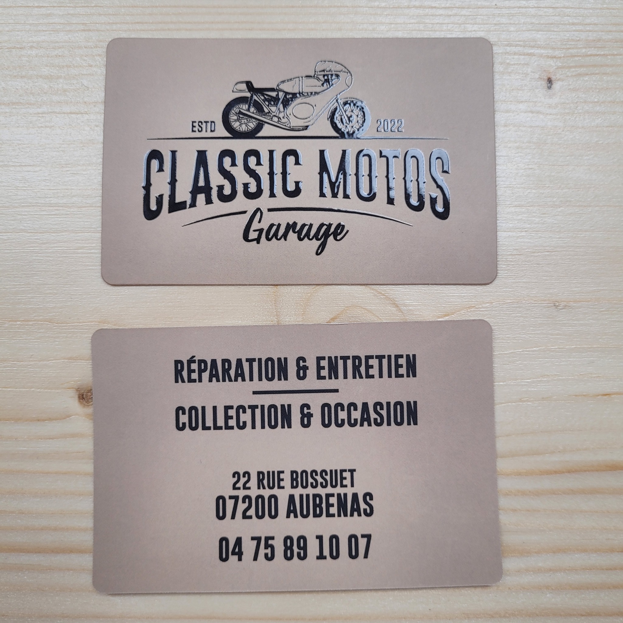 Recto et verso des cartes de visite Classic Motos Garage à Aubenas, logo en vernis sélectif brillant sur fond mat