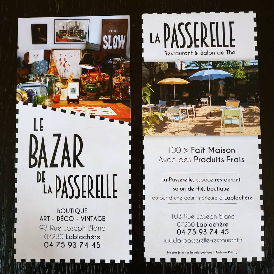 Deux flyers à bord dentelé pour le restaurant La Passerelle et la boutique Le Bazar de la Passerelle à Lablachère