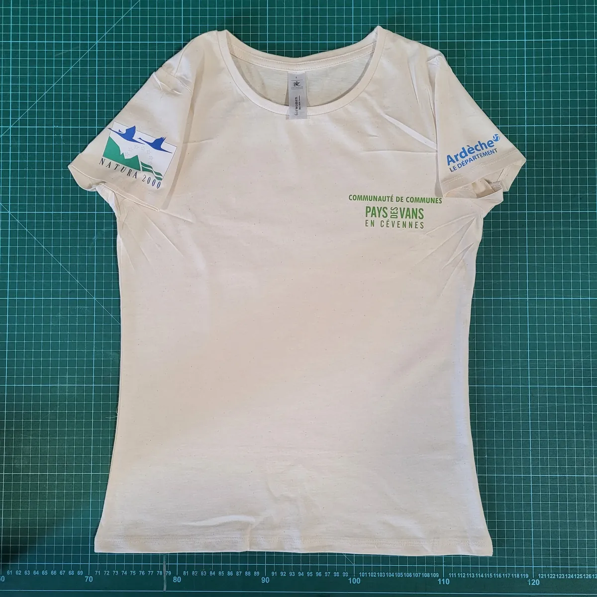 Tee-shirt écru imprimé des logos Natura 2000 sur la manche, Communauté de communes Pays des Vans en Cévennes sur la poitrine et Ardèche le Département