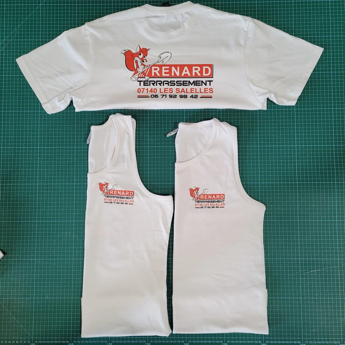 Un tee-shirt et deux débardeurs blancs imprimés du logo Renard Terrassement en rouge et noir