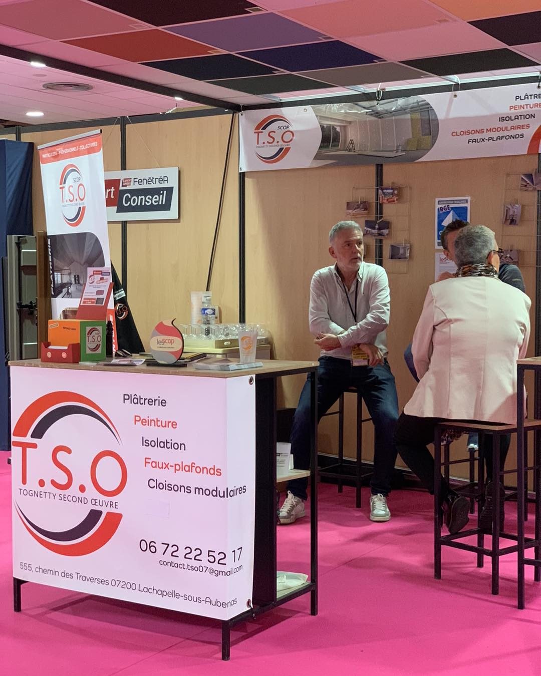Stand de salon T.S.O Tognetty Second Œuvre avec roll-up, banderole haute et comptoir d’accueil imprimé