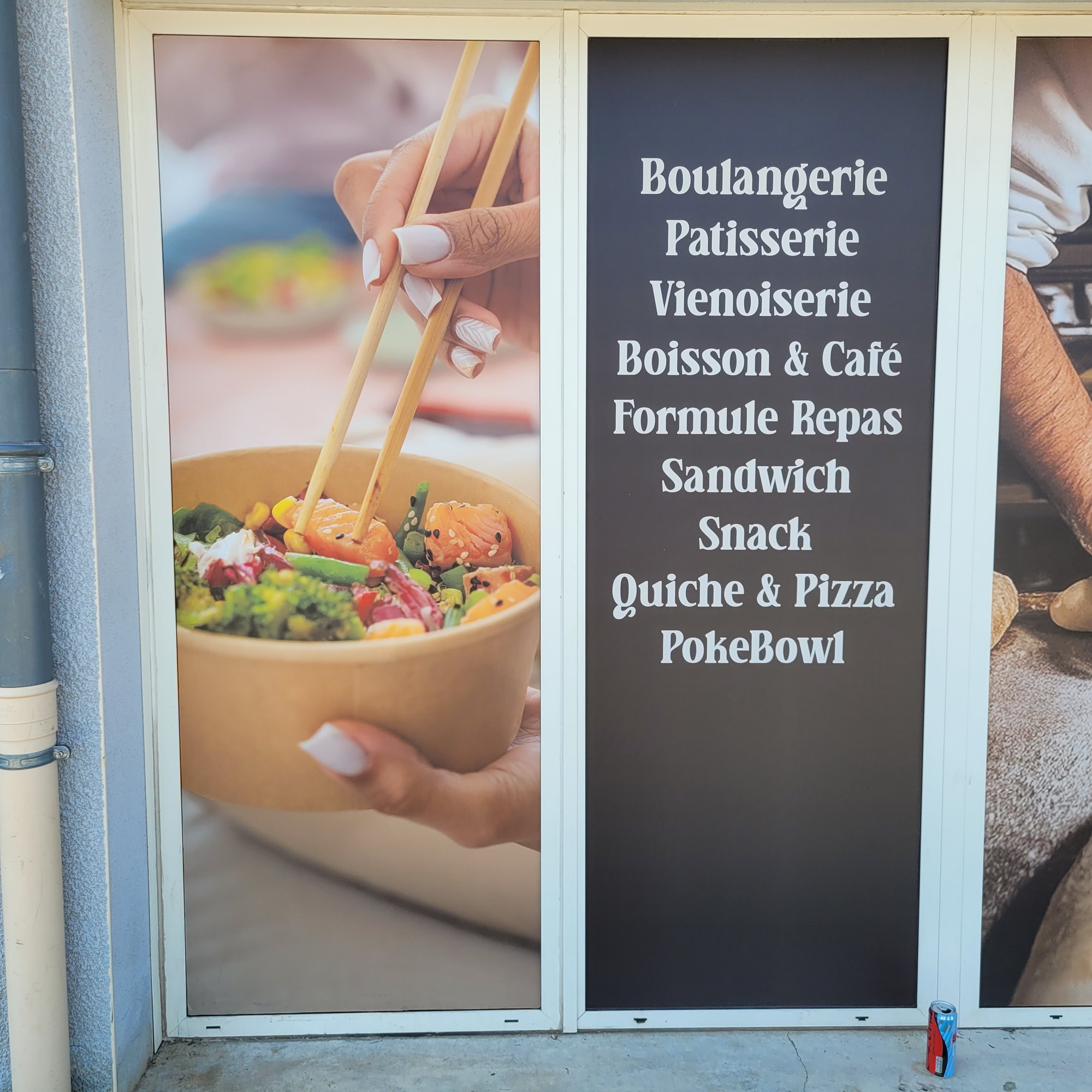 Deux vitrages d'une boulangerie couverts d'adhésif imprimé : à gauche une photographie de plat, à droite la liste des produits en lettres claires sur fond ardoise