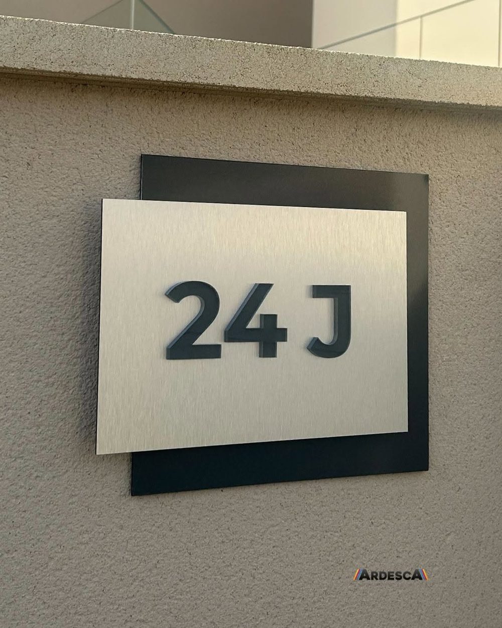 Plaque d’adresse 24 J en aluminium brossé avec chiffres en relief